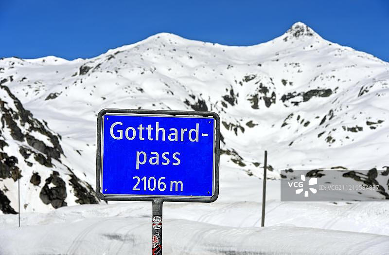 圣哥达山口海拔指示牌，位于瑞士提契诺州艾罗洛图片素材