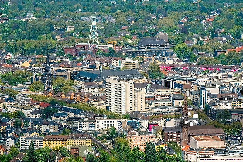德国波鸿鲁尔区的老司法区和带盘绕塔的矿业博物馆图片素材