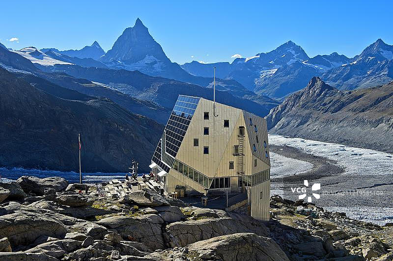 瑞士策马特：罗莎峰小屋，背景是戈尔内冰川和马特宏峰图片素材
