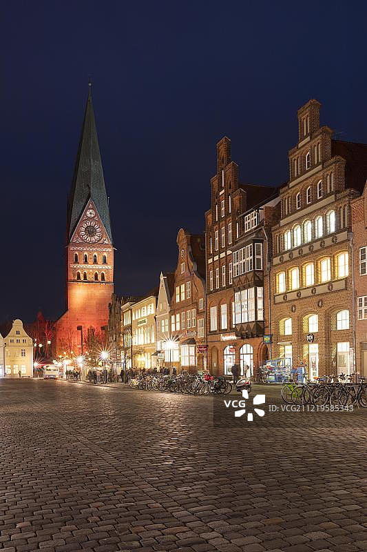 德国下萨克森州吕讷堡的圣约翰尼斯教堂广场图片素材