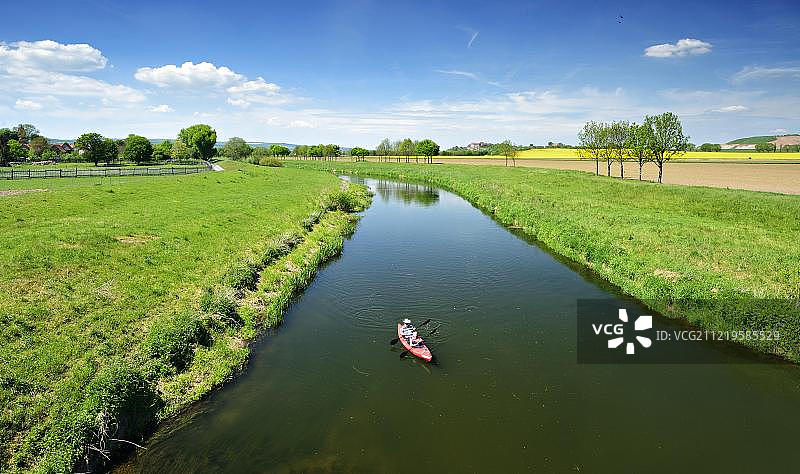 德国萨克森-安哈尔特州翁斯特鲁特河上的独木舟图片素材