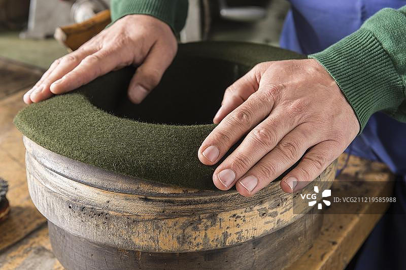 制帽工坊：用手在模具上制作羊毛毡帽图片素材
