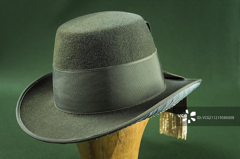 带帽带和金色流苏的羊毛毡帽，约翰大公帽，制帽工坊，奥地利施蒂利亚州巴德奥塞图片素材