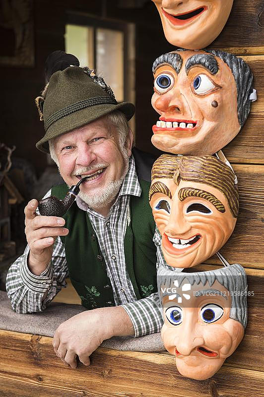 奥地利施蒂利亚州巴德奥塞的木制面具雕刻师图片素材