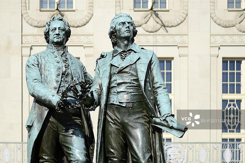 德国魏玛国家剧院前的歌德-席勒纪念碑图片素材