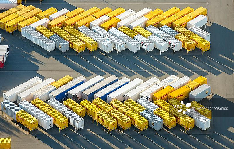 DHL拖车，物流中心，卡车拖车采用人字形图案，亚马逊物流韦尔讷，网络贸易，航拍照片，韦尔讷，鲁尔区，北莱茵-威斯特法伦州，德国，欧洲图片素材