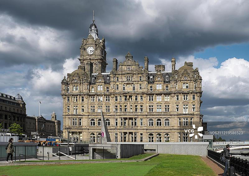 苏格兰爱丁堡巴尔 moral 酒店与钟楼图片素材