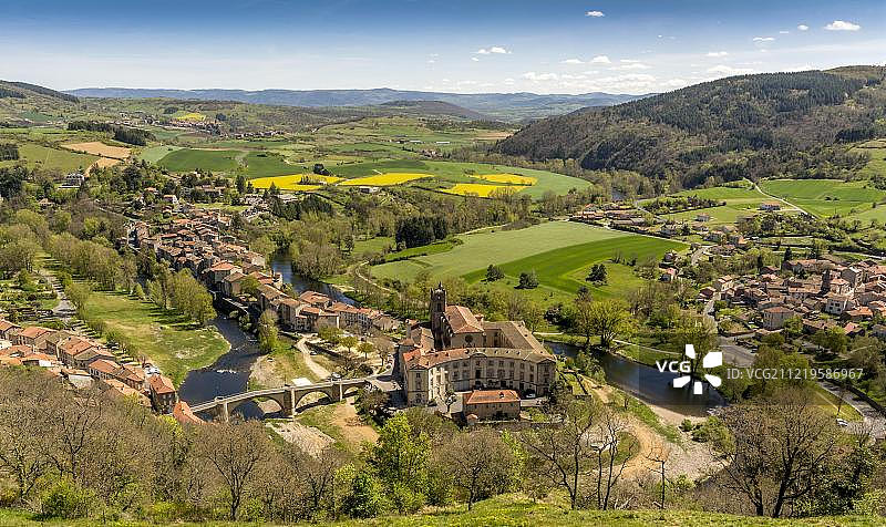 法国奥弗涅-罗讷-阿尔卑斯地区阿利埃河畔拉武特-希亚克村图片素材