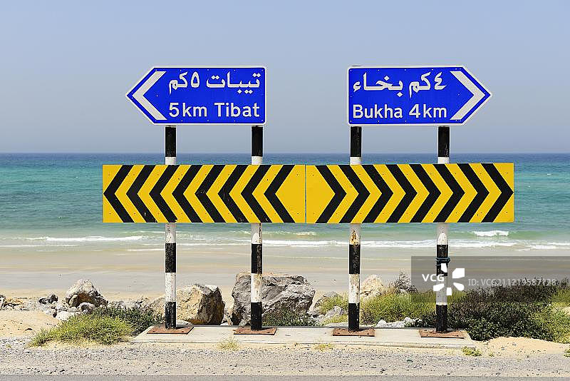 道路上的标志杆，不同方向，穆桑达姆半岛，阿曼，亚洲图片素材