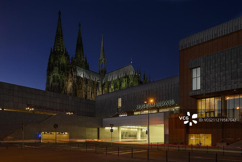 德国科隆的库尔特·哈肯贝格广场：罗马-日耳曼博物馆、科隆大教堂、电影论坛和路德维希博物馆（联合国教科文组织世界遗产），黄昏图片素材