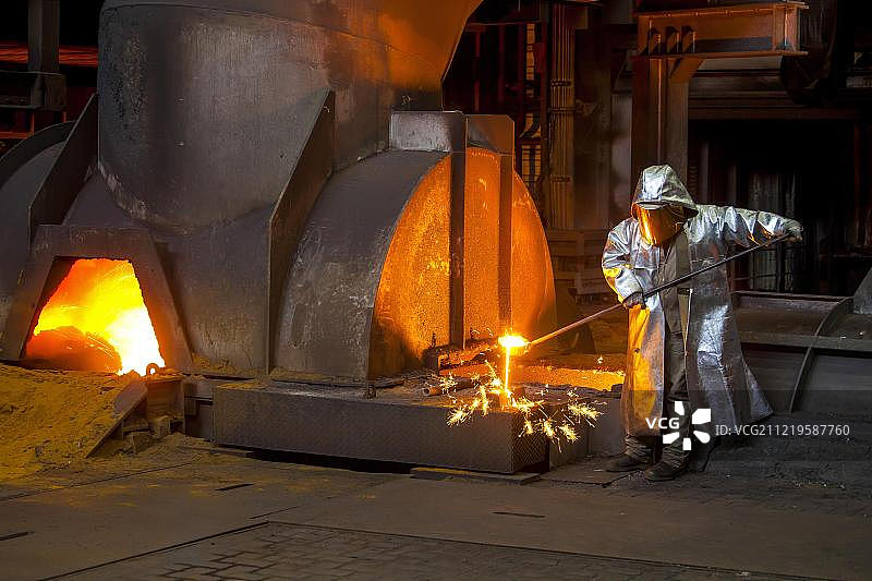 蒂森克虏伯钢铁厂8号炉，工人取1500度高温铁水样本（德国北莱茵-威斯特法伦州杜伊斯堡）图片素材