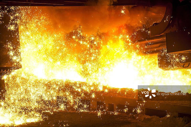 德国蒂森克虏伯钢铁厂熔炉出铁图片素材