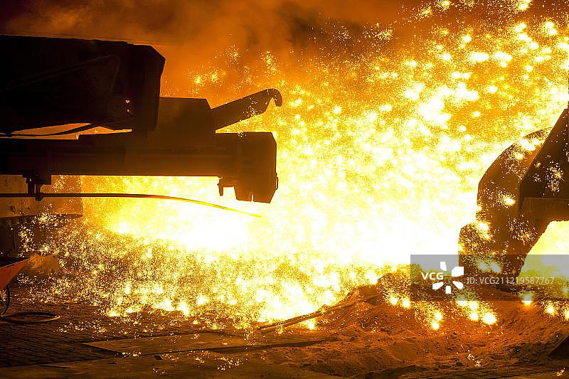 德国蒂森克虏伯钢铁厂熔炉出铁图片素材