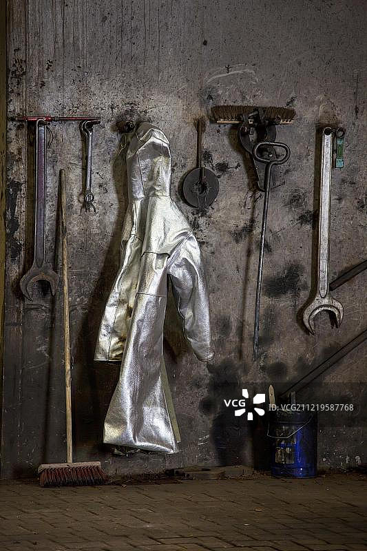 钢铁工人挂在蒂森克虏伯钢铁厂8号炉墙上的防护服，该厂位于德国北莱茵-威斯特法伦州鲁尔区杜伊斯堡图片素材
