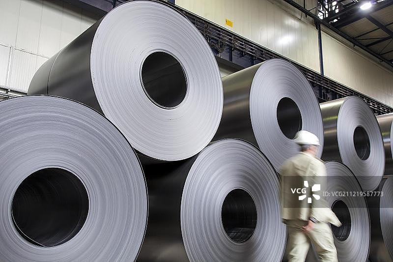 蒂森克虏伯钢铁厂的钢卷，位于德国北莱茵-威斯特法伦州鲁尔区的杜伊斯堡图片素材