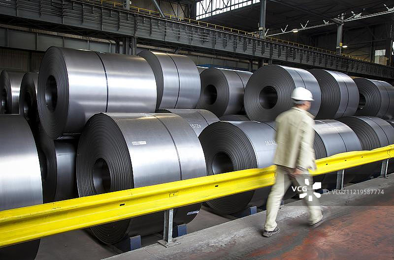 蒂森克虏伯钢铁厂的钢卷，位于德国北莱茵-威斯特法伦州鲁尔区的杜伊斯堡图片素材