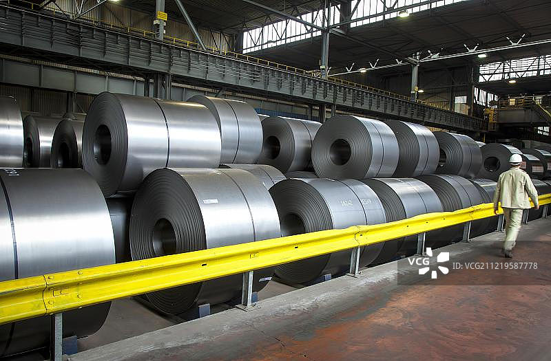 蒂森克虏伯钢铁厂的钢卷，位于德国北莱茵-威斯特法伦州鲁尔区的杜伊斯堡图片素材
