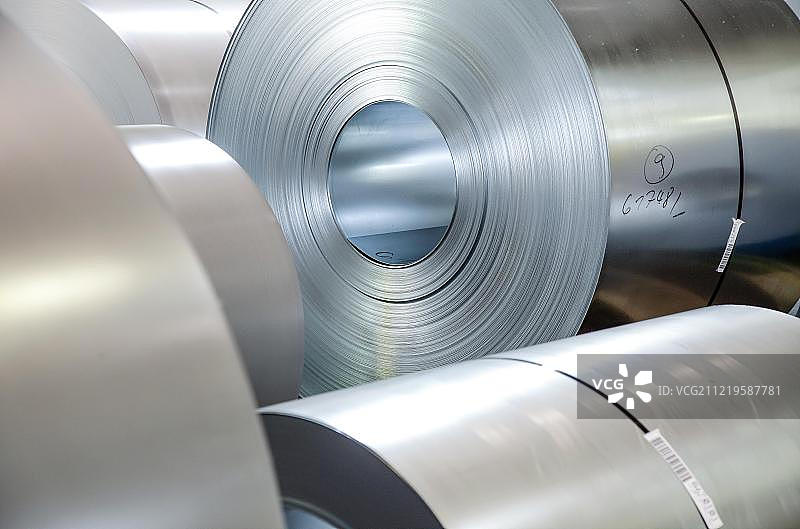蒂森克虏伯钢铁厂的钢卷，位于德国北莱茵-威斯特法伦州鲁尔区的杜伊斯堡图片素材