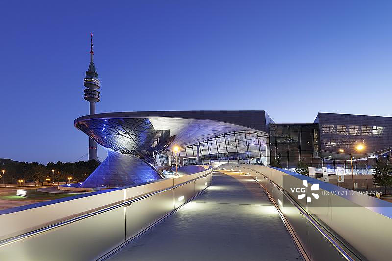 位于德国慕尼黑奥林匹克中心的宝马世界和电视塔图片素材