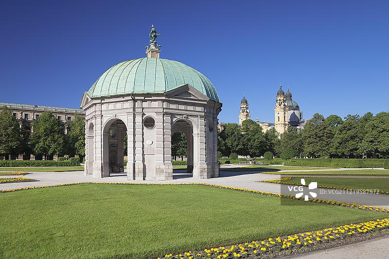 德国慕尼黑宫廷花园的戴安娜神庙和特提纳教堂图片素材
