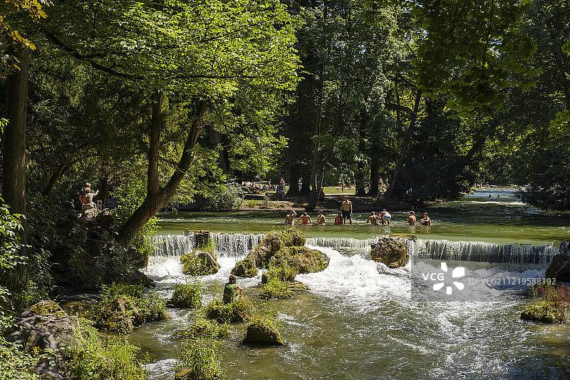 慕尼黑英国花园的冰溪和施瓦宾格溪，德国巴伐利亚州图片素材