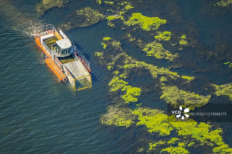 凯姆纳德湖上的割草船，用于控制水草，位于德国北莱茵-威斯特法伦州图片素材