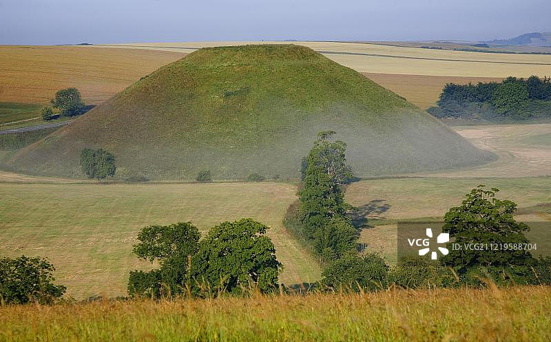 英国威尔特郡艾夫伯里附近的史前人造白垩土丘：西尔布里山图片素材