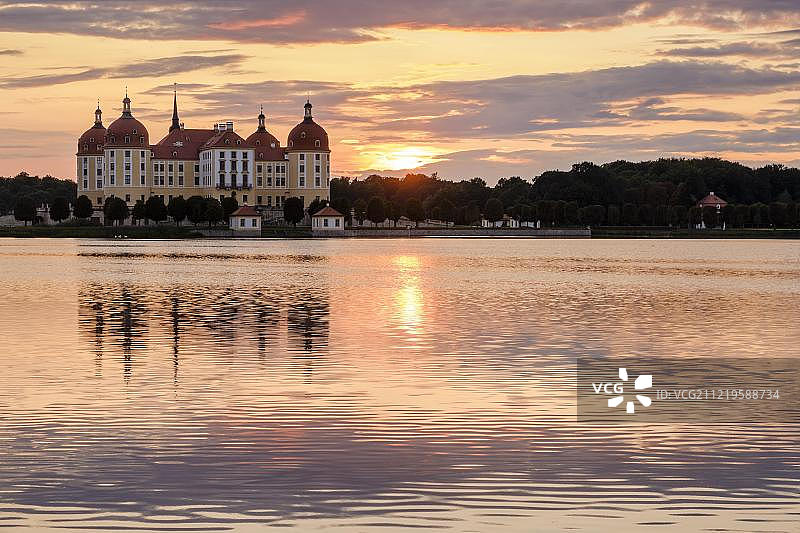 德国萨克森莫里茨堡城堡与湖泊日落图片素材