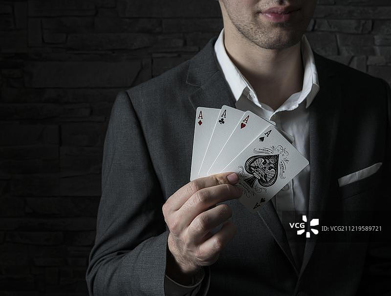纸牌艺术家杰里米·罗伊手持四张A牌，德国，欧洲图片素材