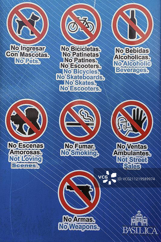 中央美洲卡塔戈省天使之后圣殿主教座堂入口处的禁止标志图片素材