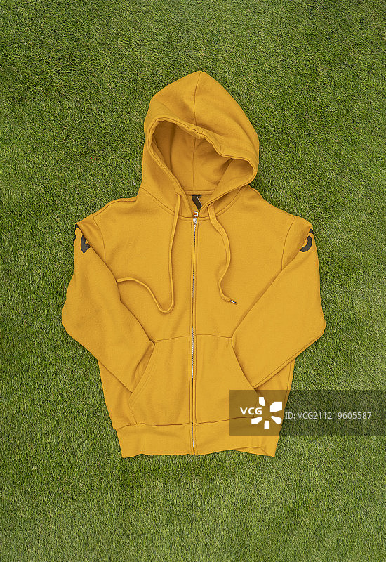 橘黄色野外风衣图片素材