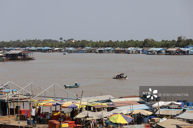 亚洲柬埔寨磅同省洞里萨河上的高脚屋水上村庄、渔村和船只图片素材