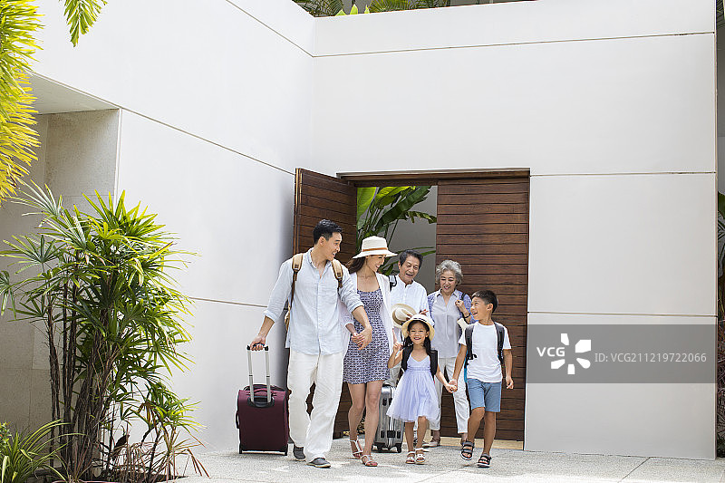 快乐的家庭旅游度假图片素材