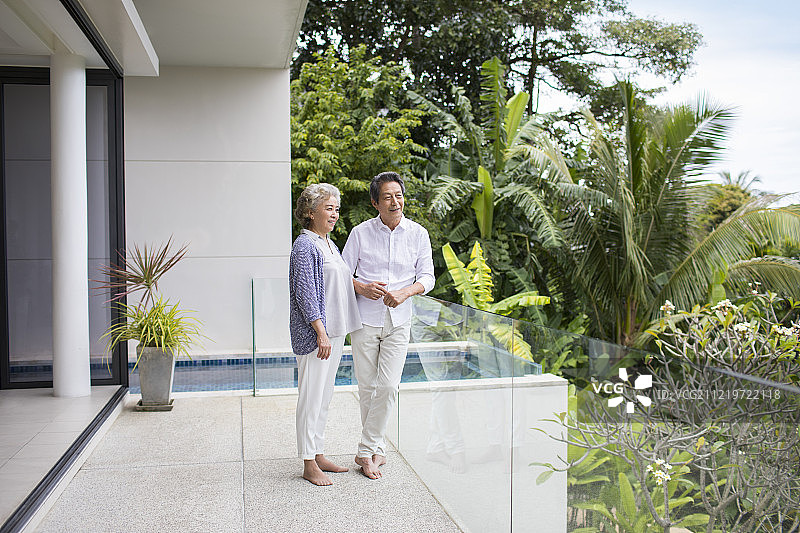 快乐的老年夫妇旅游度假图片素材