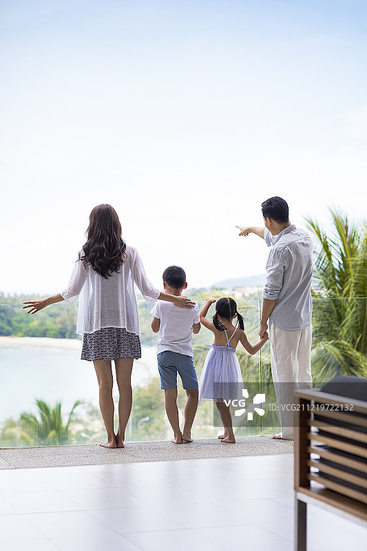 快乐的年轻家庭旅游度假图片素材