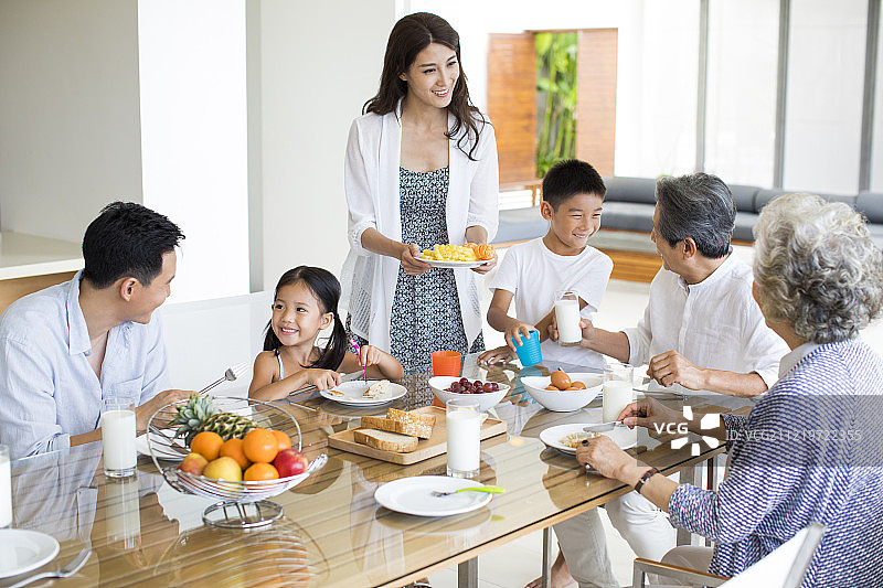 快乐的家庭吃早餐图片素材