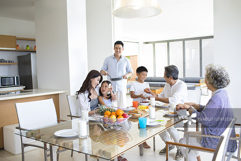 快乐的家庭吃早餐图片素材