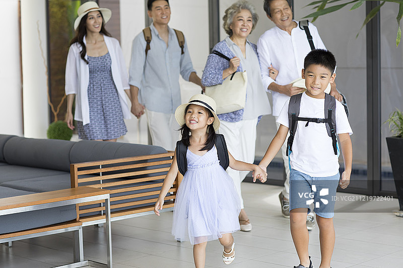 快乐的家庭旅游度假图片素材