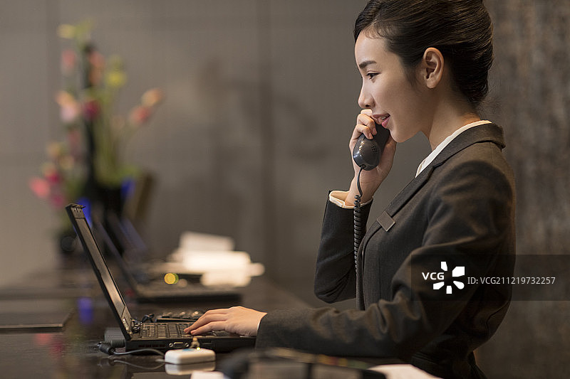 酒店前台服务员打电话图片素材