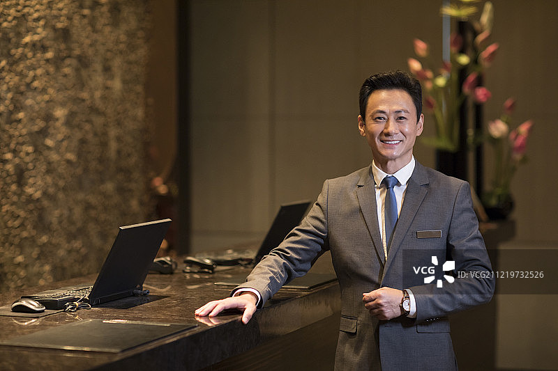 自信的酒店经理肖像图片素材