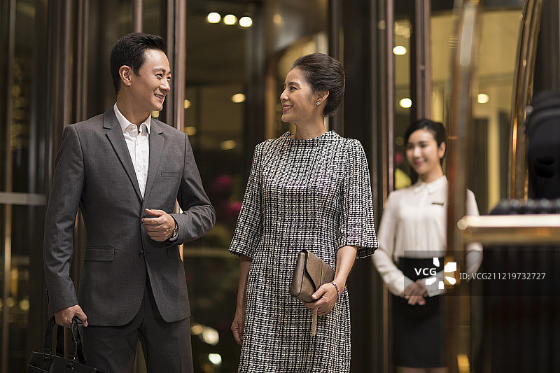 商务人士在酒店大厅谈话图片素材