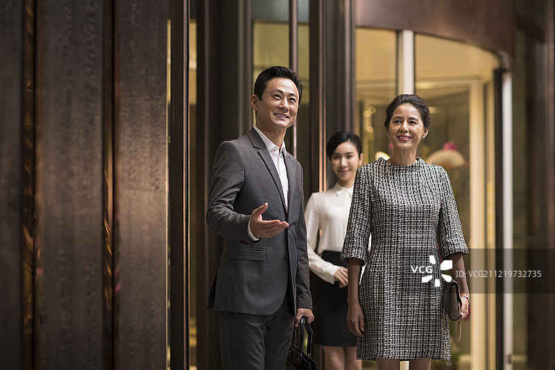 商务人士在酒店大厅谈话图片素材