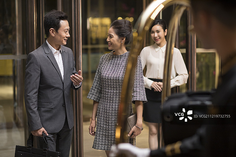 商务人士在酒店大厅谈话图片素材