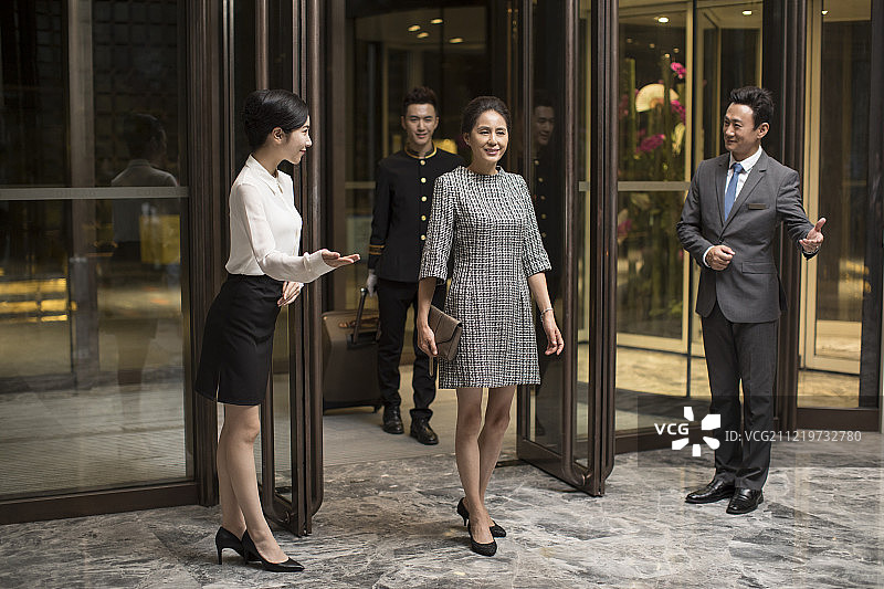 优雅的女士入住豪华酒店图片素材