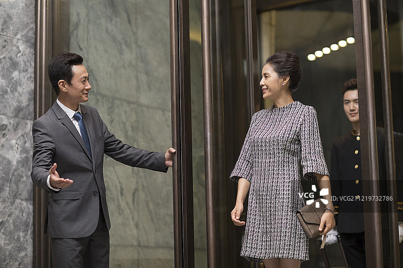 优雅的女士入住豪华酒店图片素材