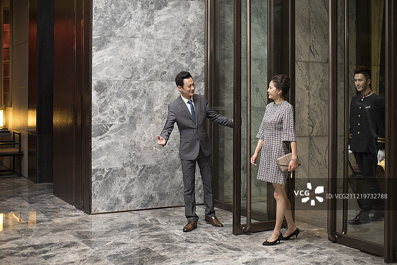 优雅的女士入住豪华酒店图片素材