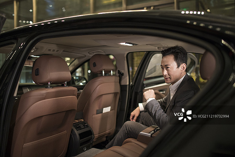 成功商务男士乘坐专车图片素材