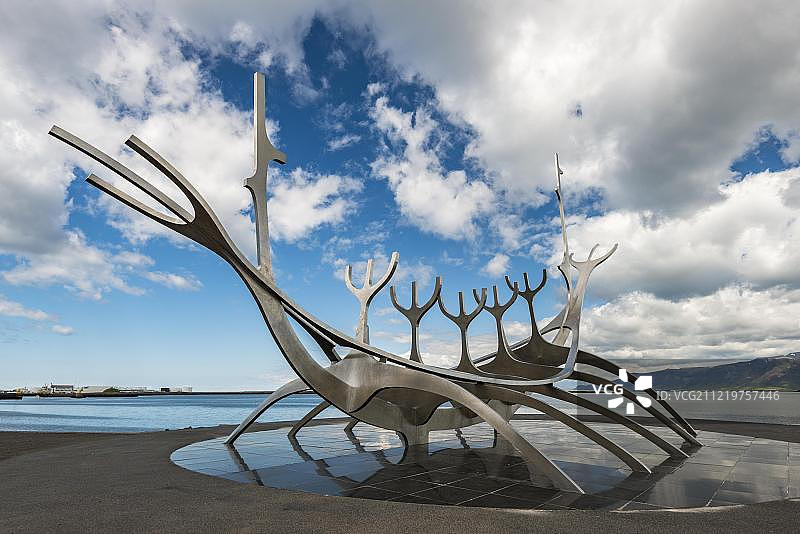 太阳航海者钢铁雕塑，维京船，雷克雅未克，冰岛，欧洲图片素材