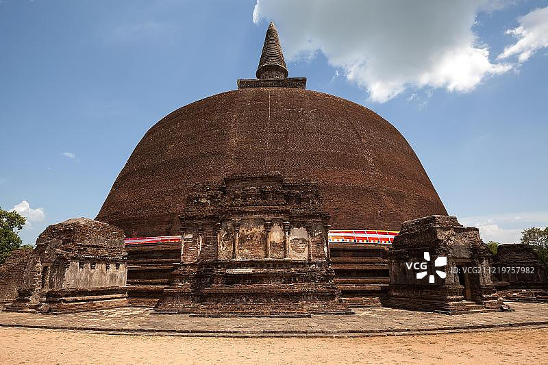 斯里兰卡圣城波隆纳鲁瓦的兰科特维哈拉佛塔图片素材