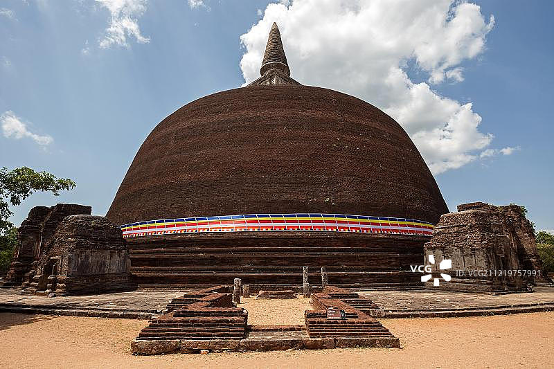 斯里兰卡圣城波隆纳鲁瓦的兰科特维哈拉佛塔图片素材
